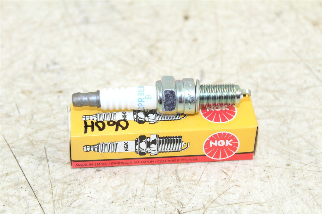 NGK Spark Plug CPR8EB-9 NEW 060H