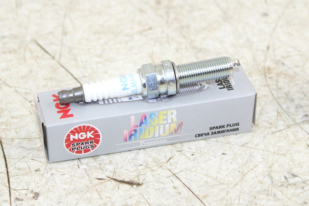 NGK Laser Iridium Spark Plug SILMAR9A9S NEW 6213 NOS 032H
