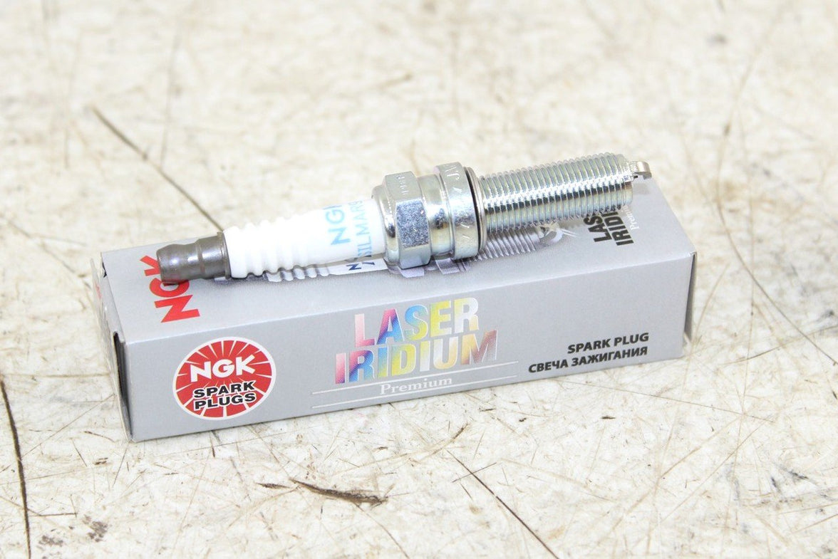 NGK Laser Iridium Spark Plug SILMAR9A9S NEW 6213 NOS 032H