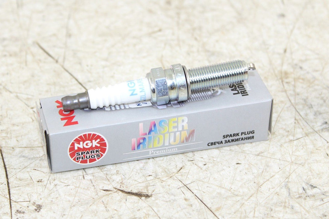NGK Laser Iridium Spark Plug SILMAR9A9S NEW 6213 NOS 032H