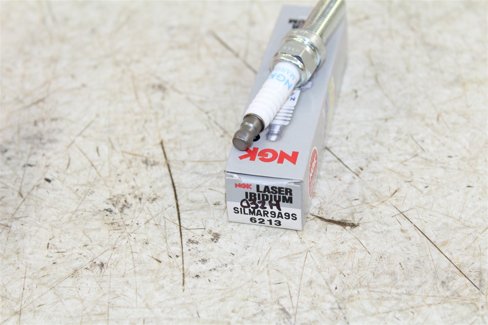 NGK Laser Iridium Spark Plug SILMAR9A9S NEW 6213 NOS 032H