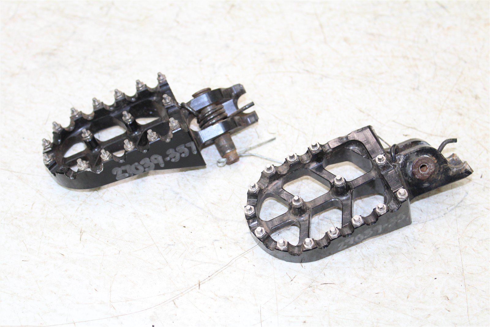 2009 Kawasaki KX 250F Foot Pegs Set Hardware Springs Rests 27039