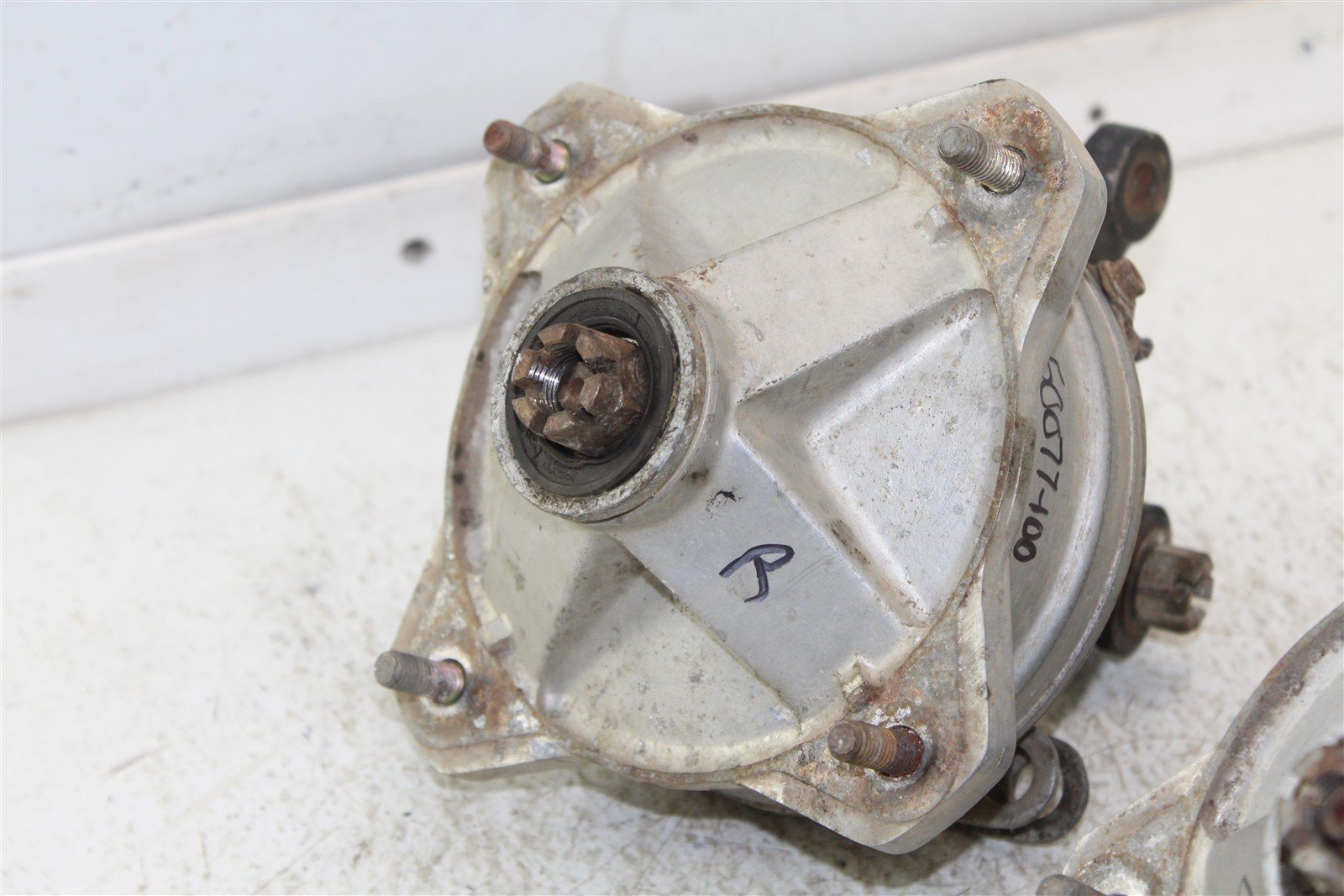 1985 Yamaha Moto 4 200 Front Brake Drums Backing Plate Panel Hubs w/ Spindles