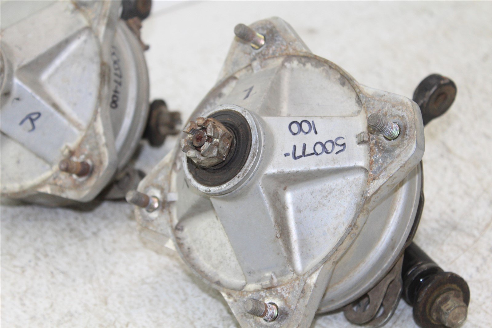 1985 Yamaha Moto 4 200 Front Brake Drums Backing Plate Panel Hubs w/ Spindles