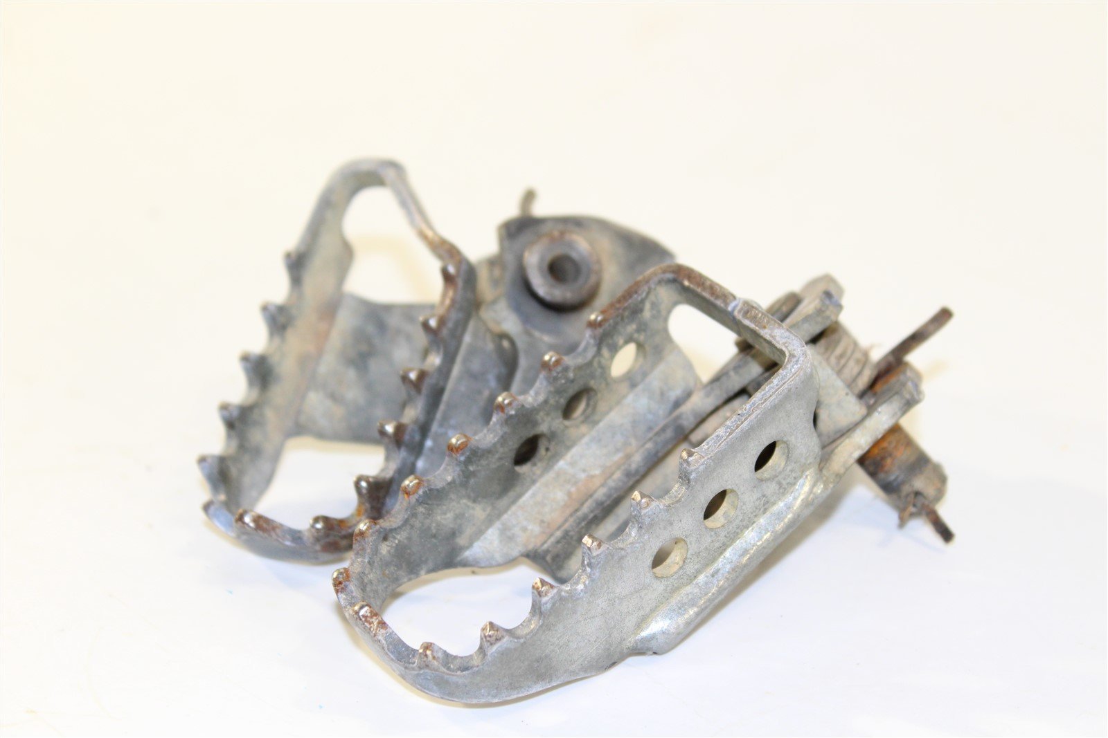 2008 Yamaha TTR 125E Foot Pegs Set Hardware Springs Rests