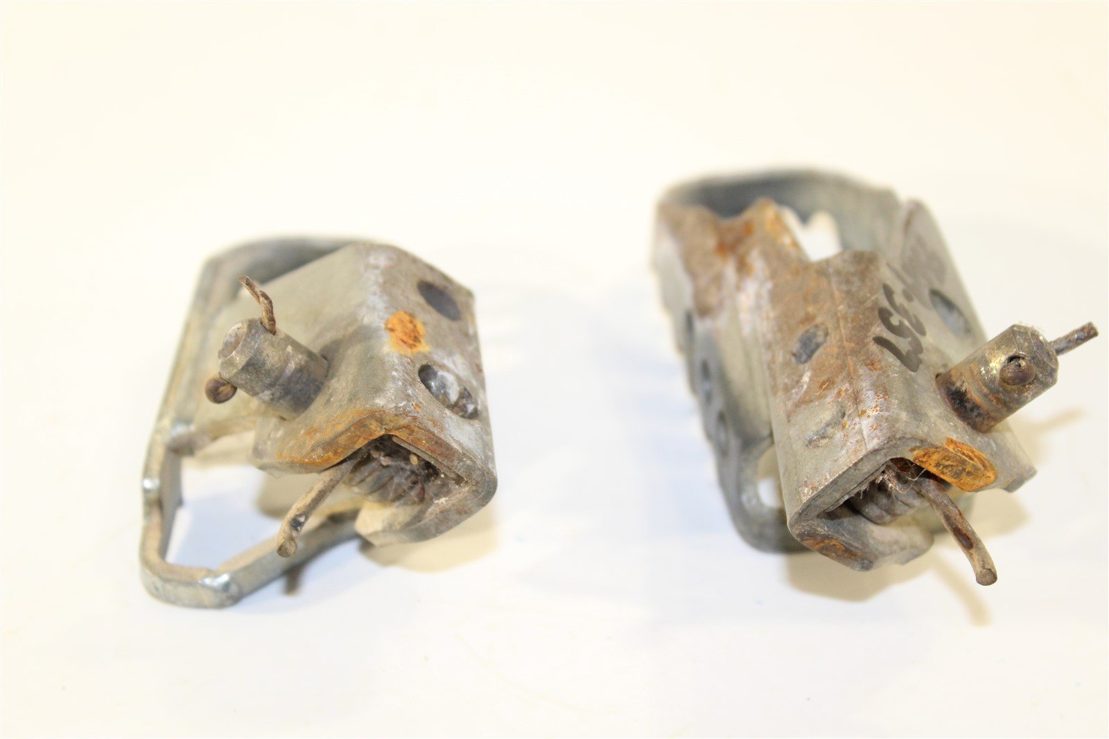 2008 Yamaha TTR 125E Foot Pegs Set Hardware Springs Rests