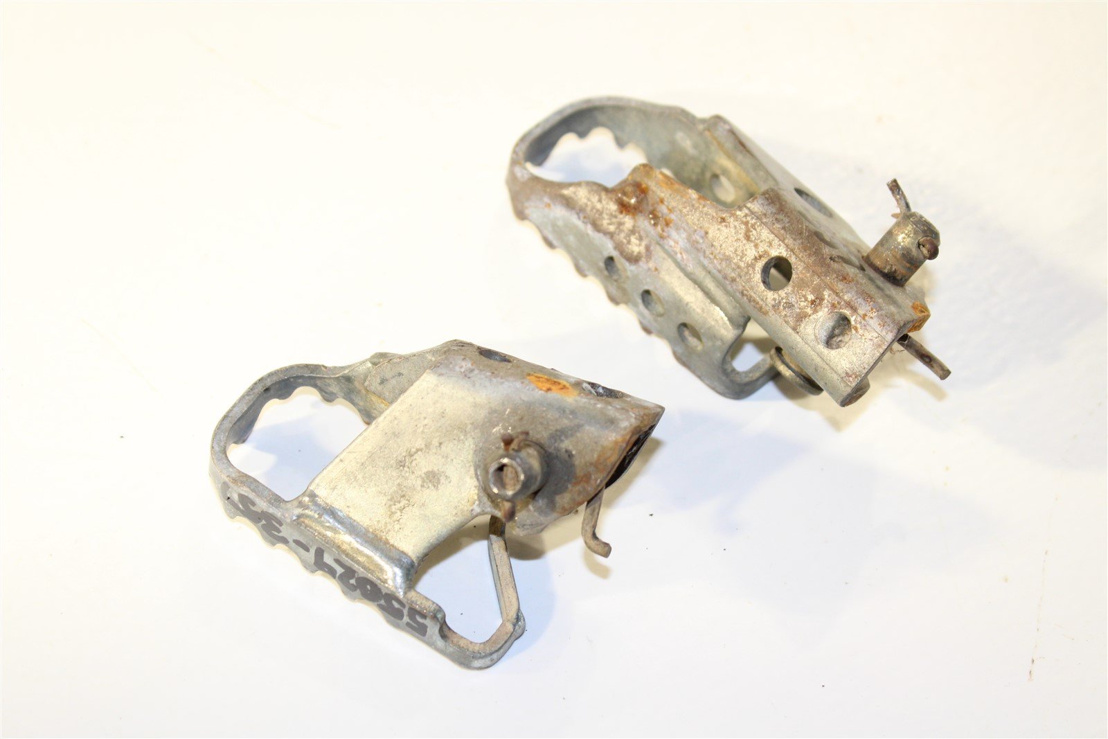 2008 Yamaha TTR 125E Foot Pegs Set Hardware Springs Rests