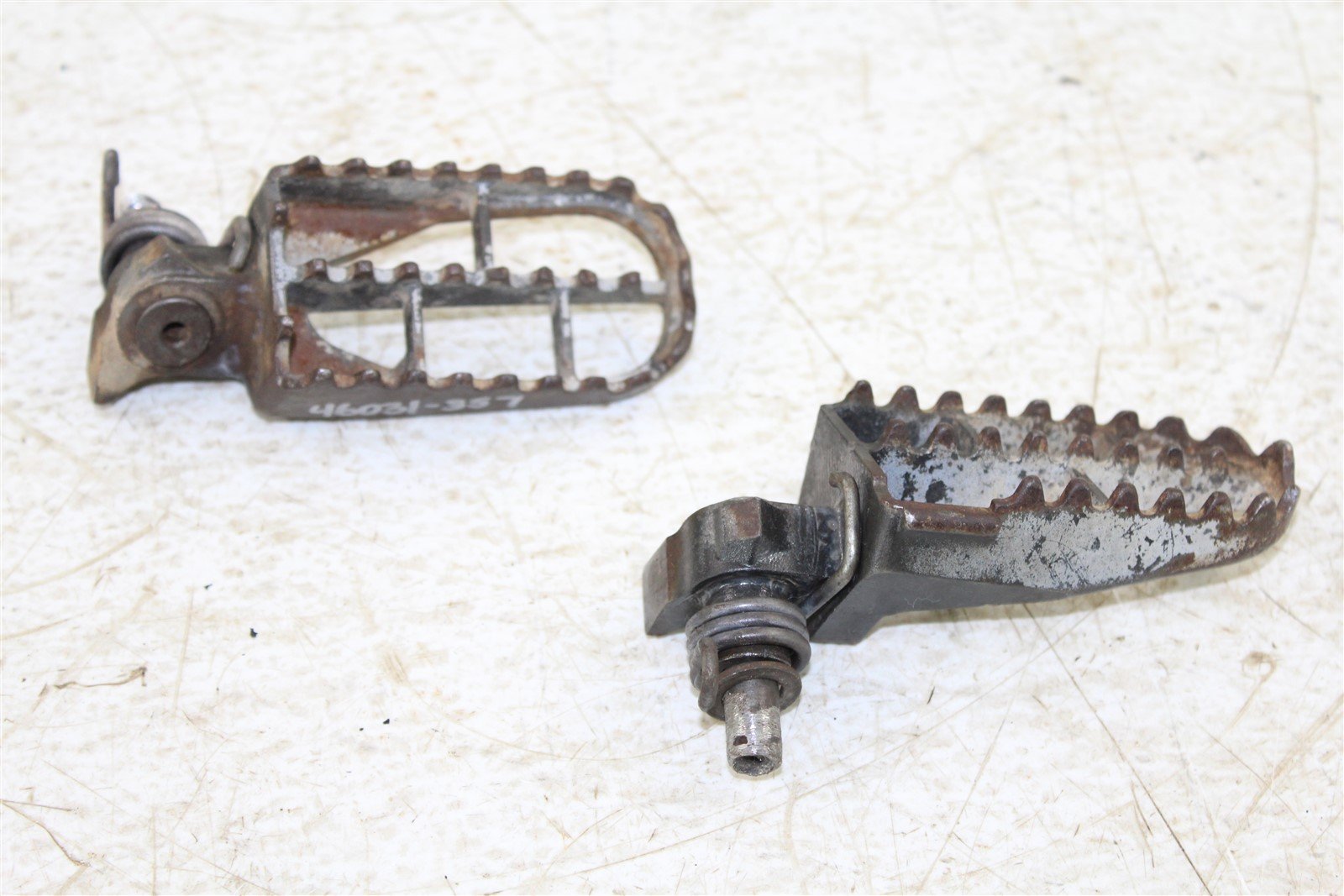 2003 Suzuki RM 125 Foot Pegs Set Hardware Springs Rests