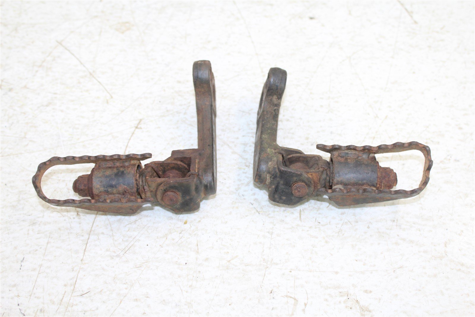 1986 Suzuki SP 200 Foot Pegs w/ Mounts Set Hardware Springs Rests