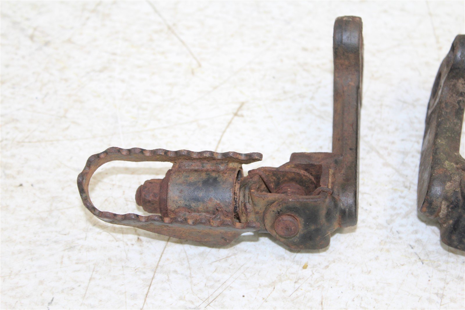 1986 Suzuki SP 200 Foot Pegs w/ Mounts Set Hardware Springs Rests