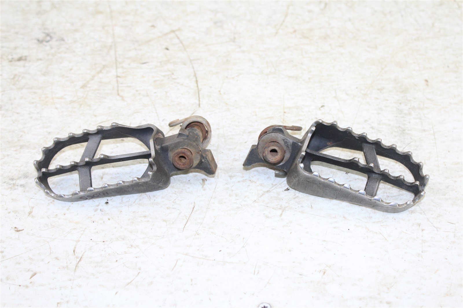 1999 Yamaha YZ 400F Foot Pegs Set Hardware Springs Rests