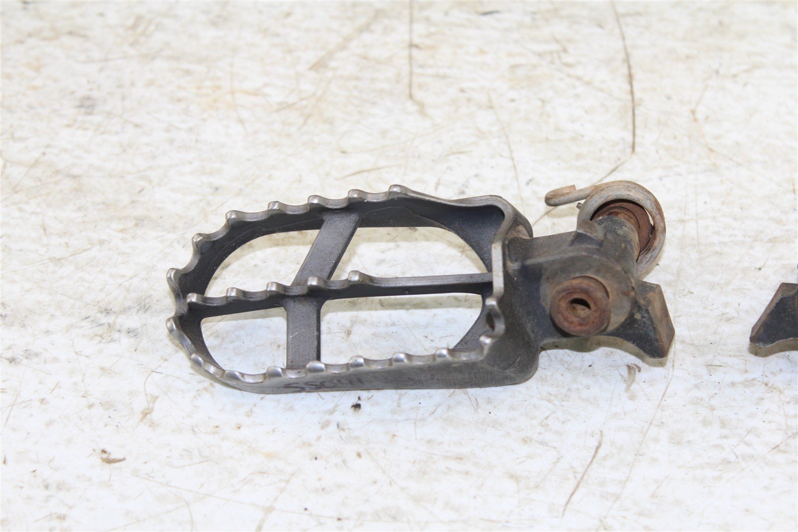 1999 Yamaha YZ 400F Foot Pegs Set Hardware Springs Rests