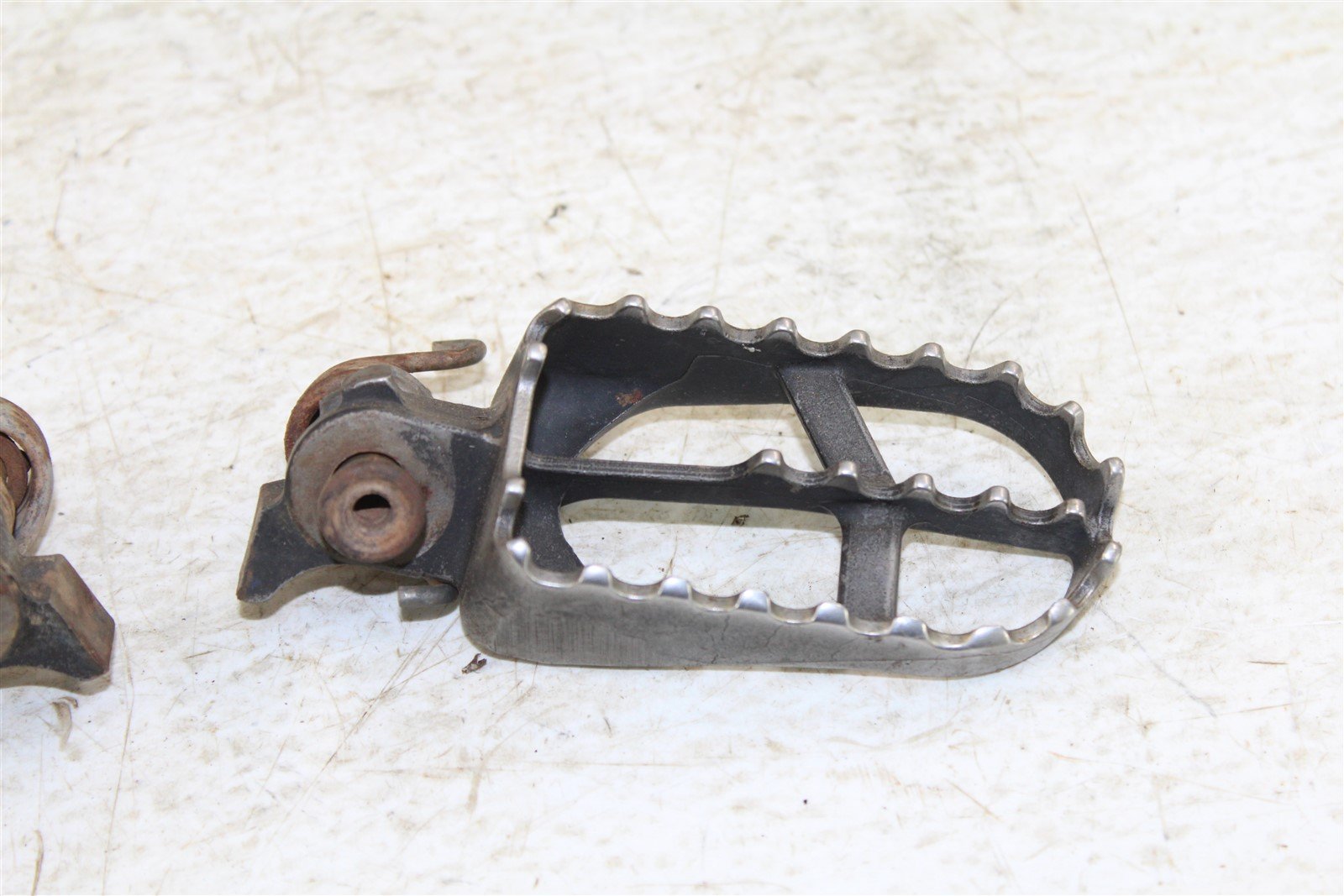 1999 Yamaha YZ 400F Foot Pegs Set Hardware Springs Rests